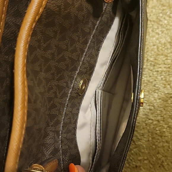 Michael Kors Medium Jet Set Tote - Picture 2 of 12